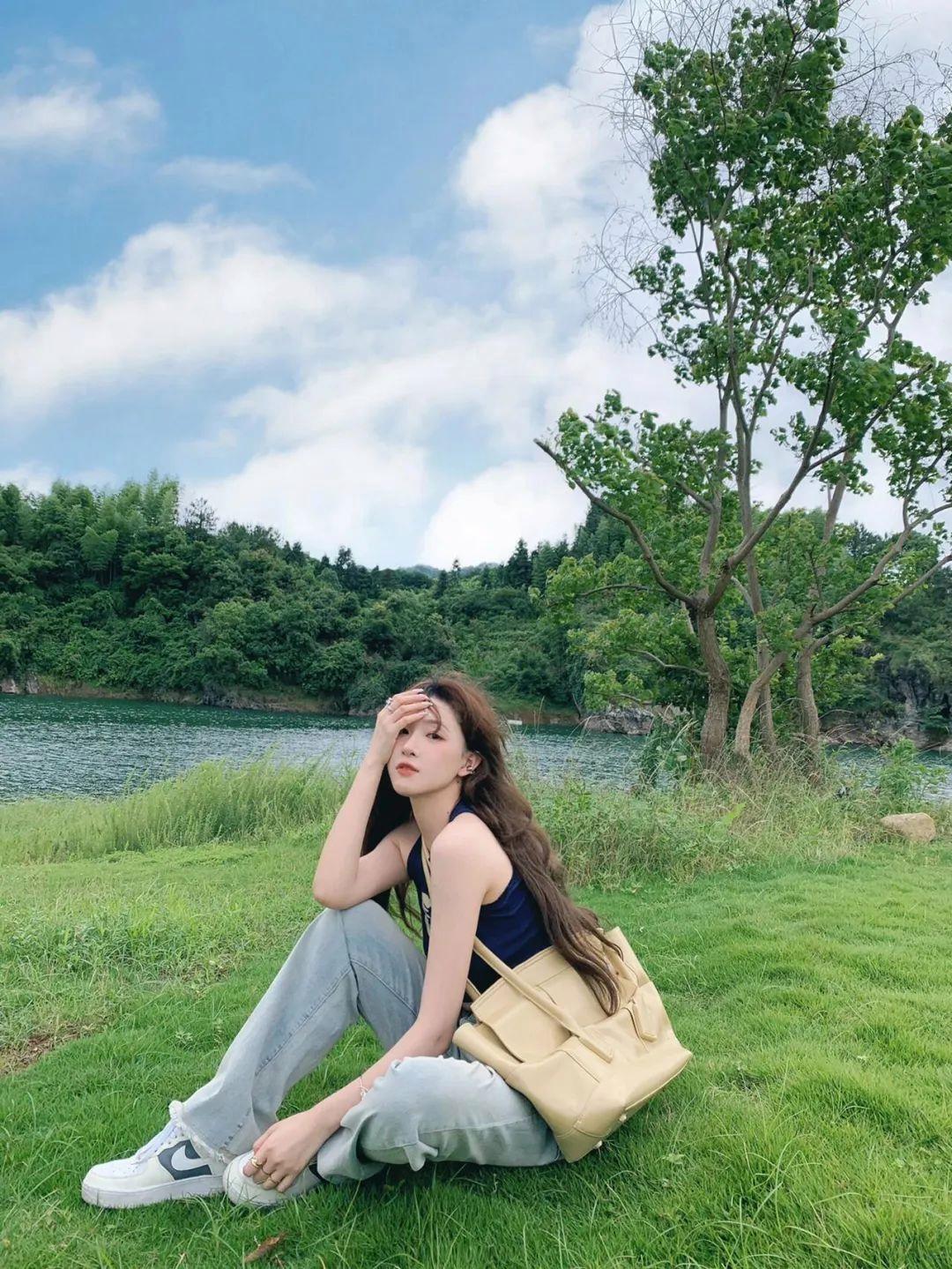 草地拍照,9个简单姿势,户外拍照自然好看、上镜出片