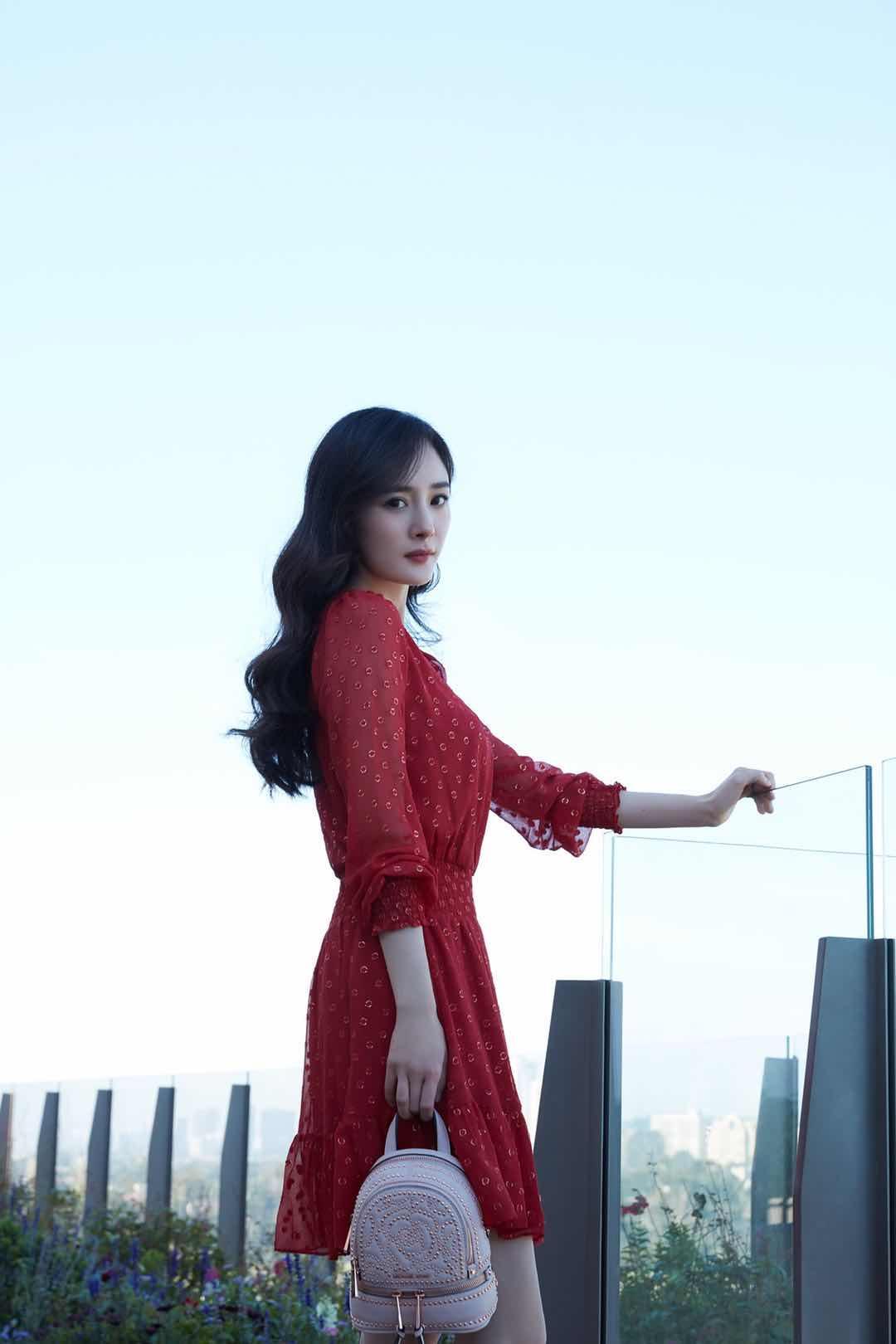 跟着时尚达人杨幂学些拍照姿势,简单又易学,拍照好看不尴尬