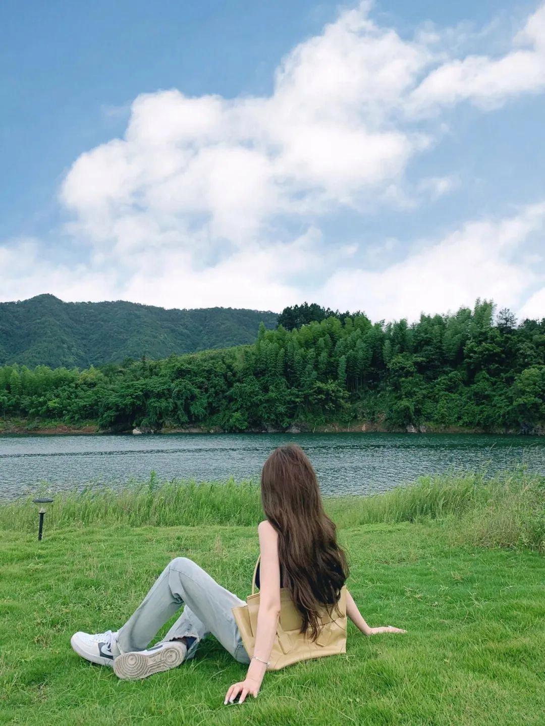 草地拍照,9个简单姿势,户外拍照自然好看、上镜出片