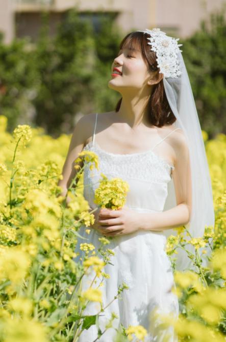 快看,学会这12个油菜花人像的拍照技巧,轻松美爆朋友圈
