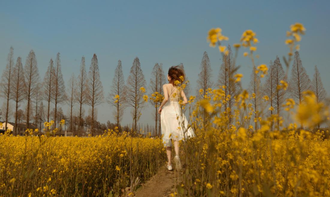 快看,学会这12个油菜花人像的拍照技巧,轻松美爆朋友圈