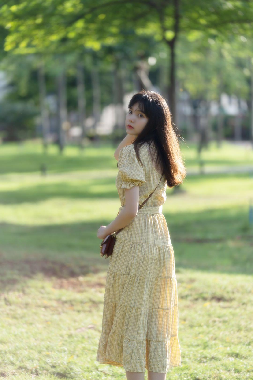 背景简单就用姿势加分,7个姿势学起来,简单的背景也能拍美照