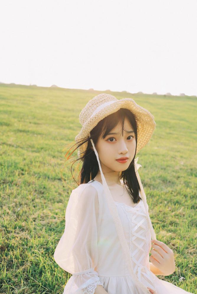 草地拍照,学会这些拍照技巧,草地拍照也超好看