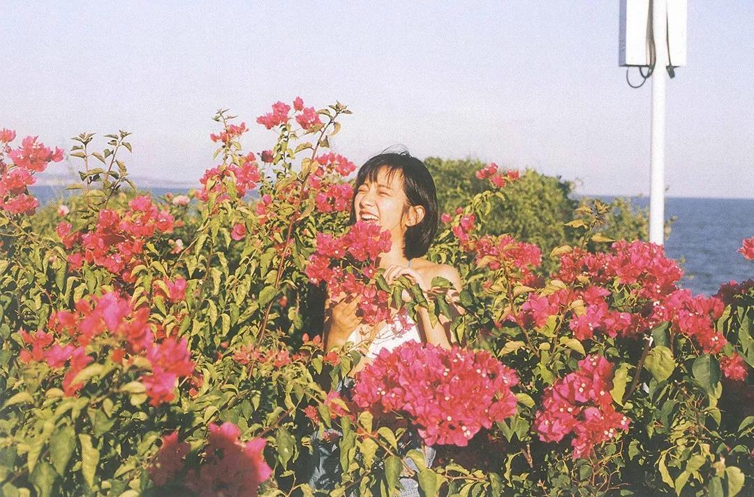 10个超实用的女生拍照姿势,显瘦自然又上镜,快学起来