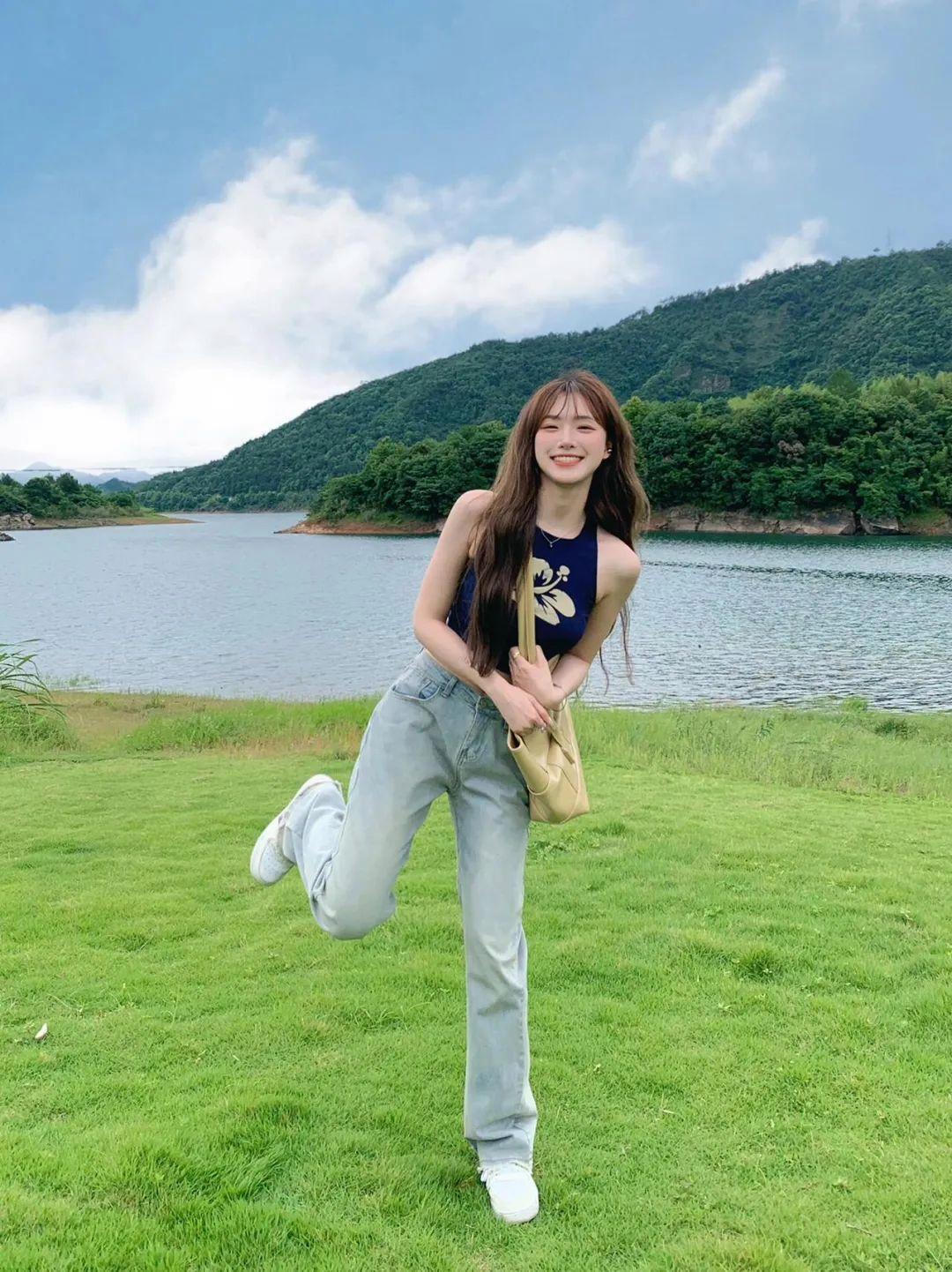 草地拍照,9个简单姿势,户外拍照自然好看、上镜出片