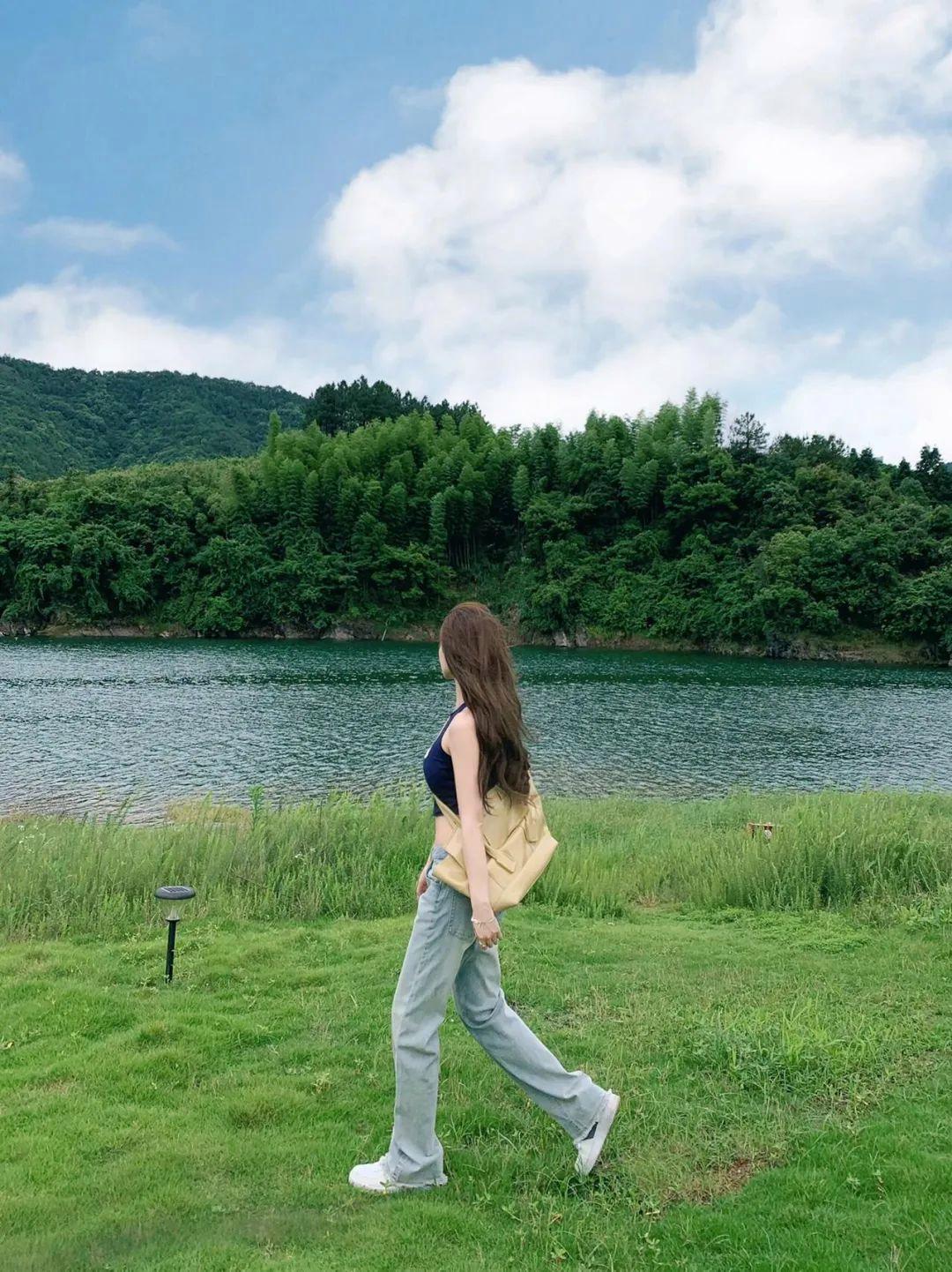 草地拍照,9个简单姿势,户外拍照自然好看、上镜出片