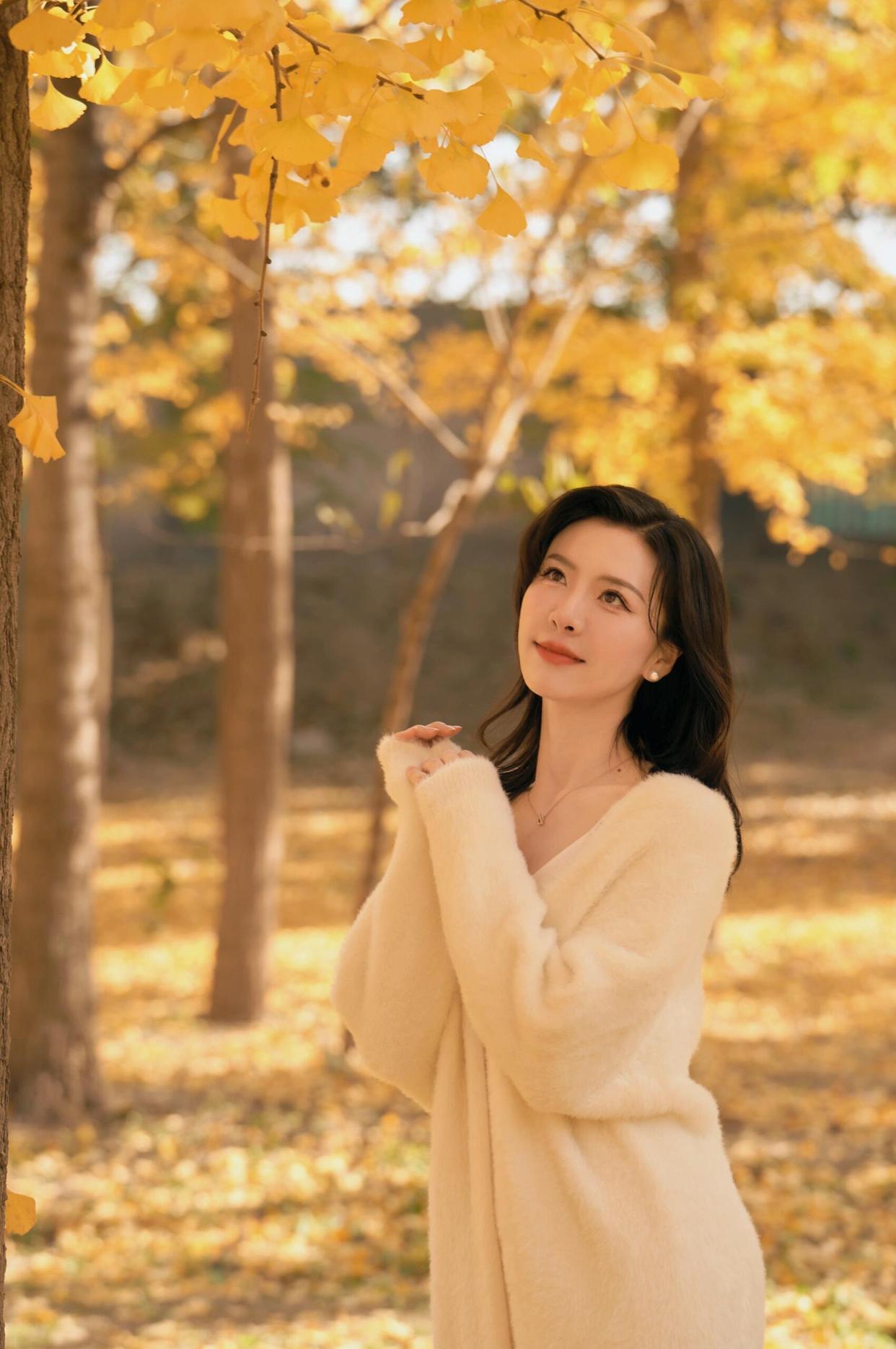 银杏拍照,这些姿势学起来,唯美浪漫,好看又有氛围感
