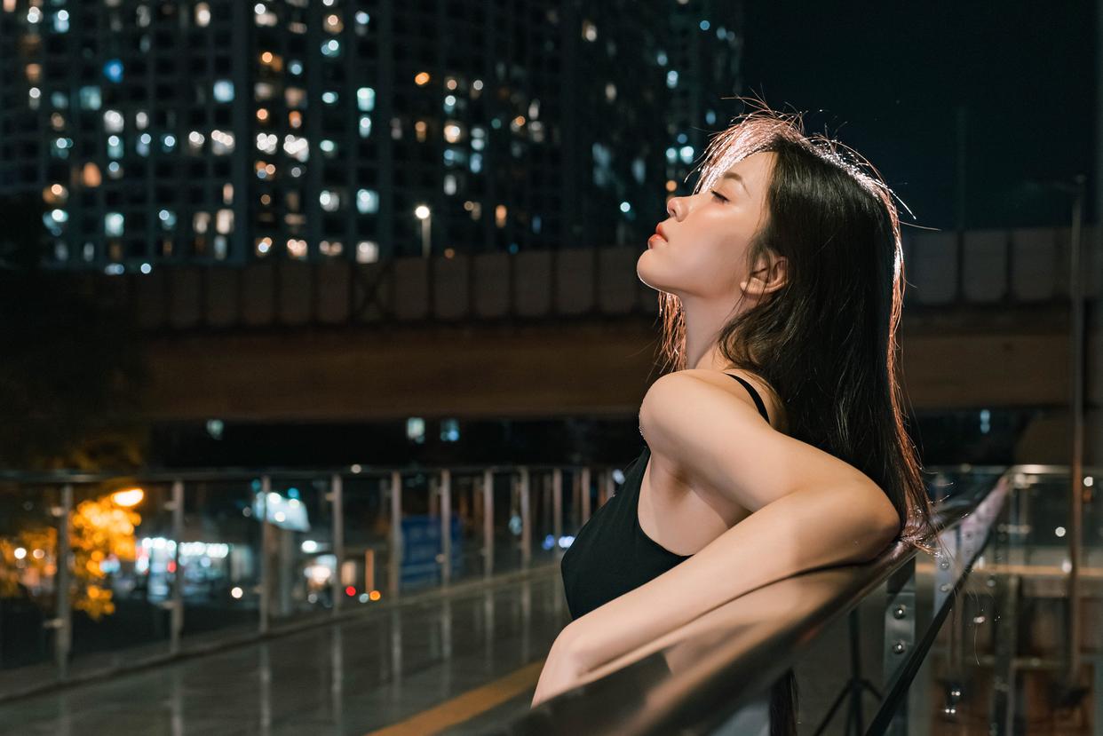 虚化:人像摄影的视觉魔法——为什么模糊背景让人物更动人?