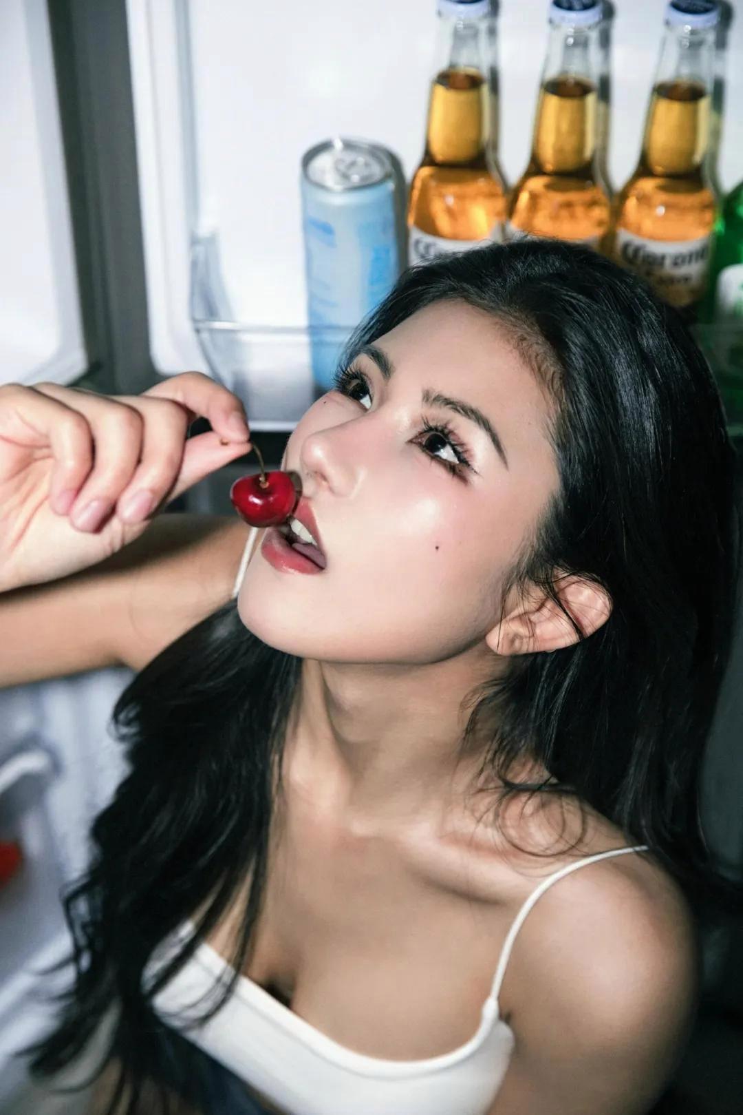 居家拍照,这些姿势学起来,松弛漂亮,拍出好身材