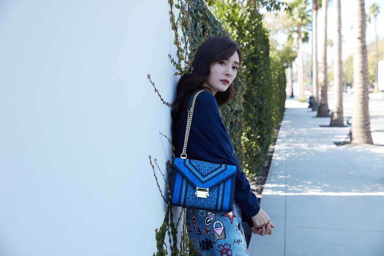 跟着时尚达人杨幂学些拍照姿势,简单又易学,拍照好看不尴尬