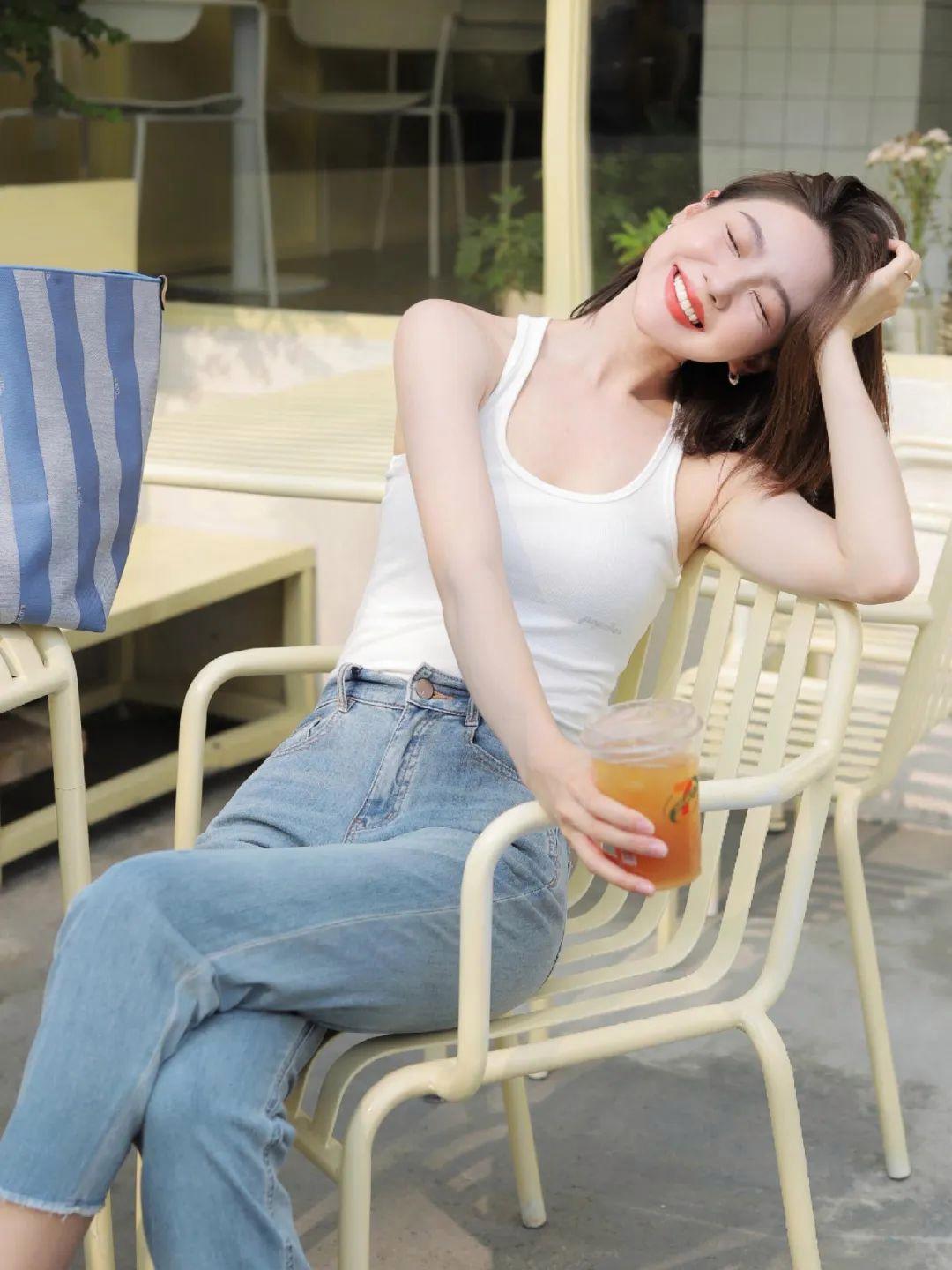 牛仔裤拍照,9个拍照姿势,这样拍时尚漂亮,气质迷人