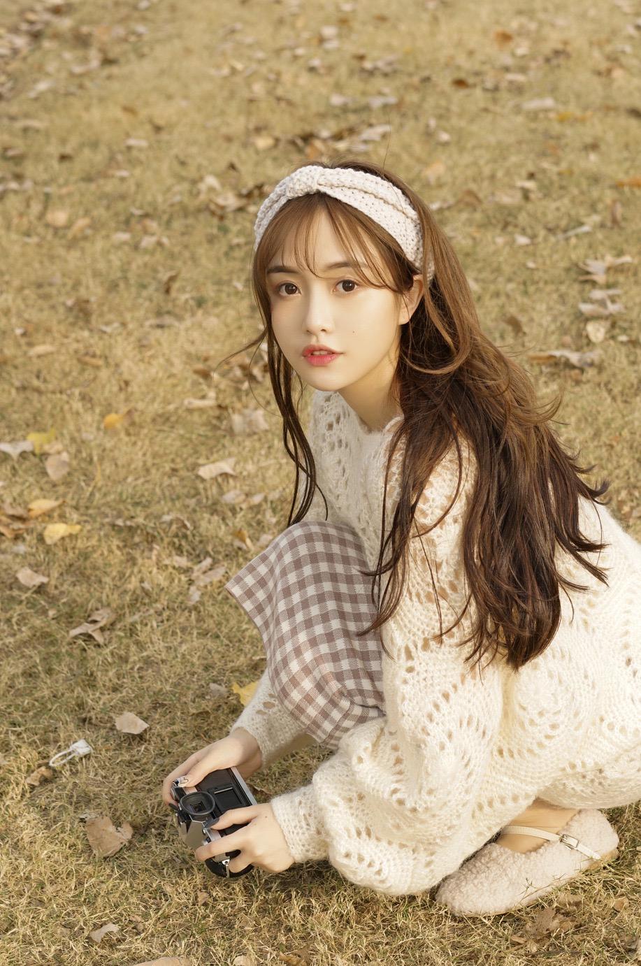 拍照好看的女生最常用的7个姿势,简约又自然,拍照很上镜