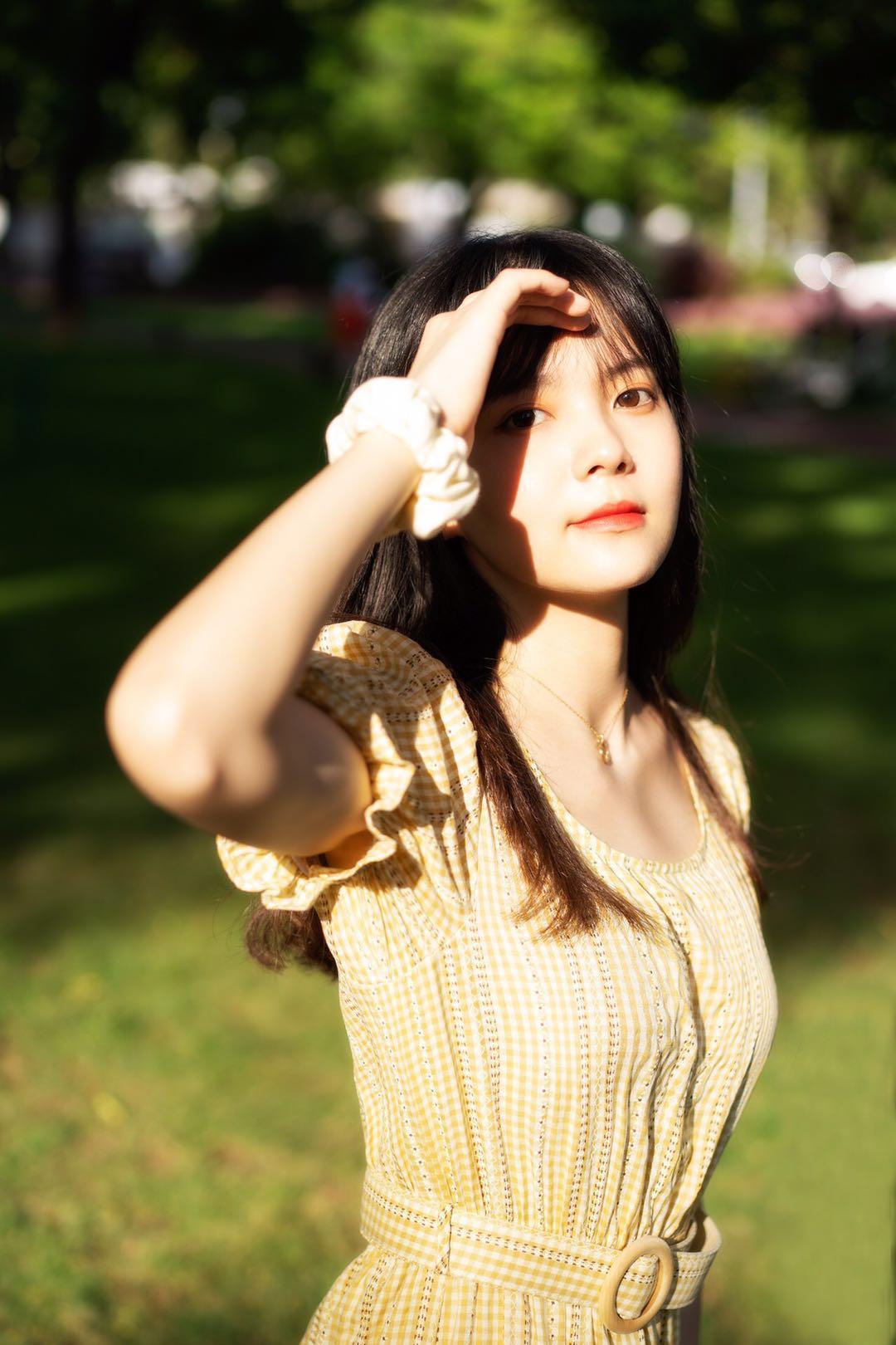 背景简单就用姿势加分,7个姿势学起来,简单的背景也能拍美照