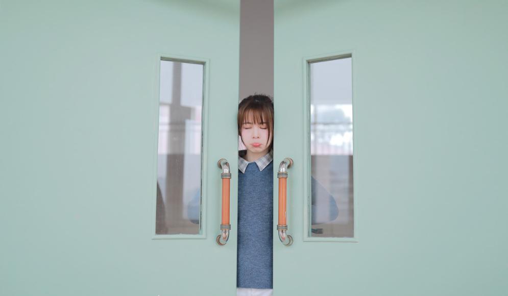 出门旅行,掌握以下12个拍照姿势技巧,告别游客照