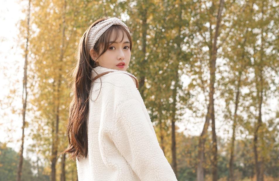 拍照好看的女生最常用的7个姿势,简约又自然,拍照很上镜