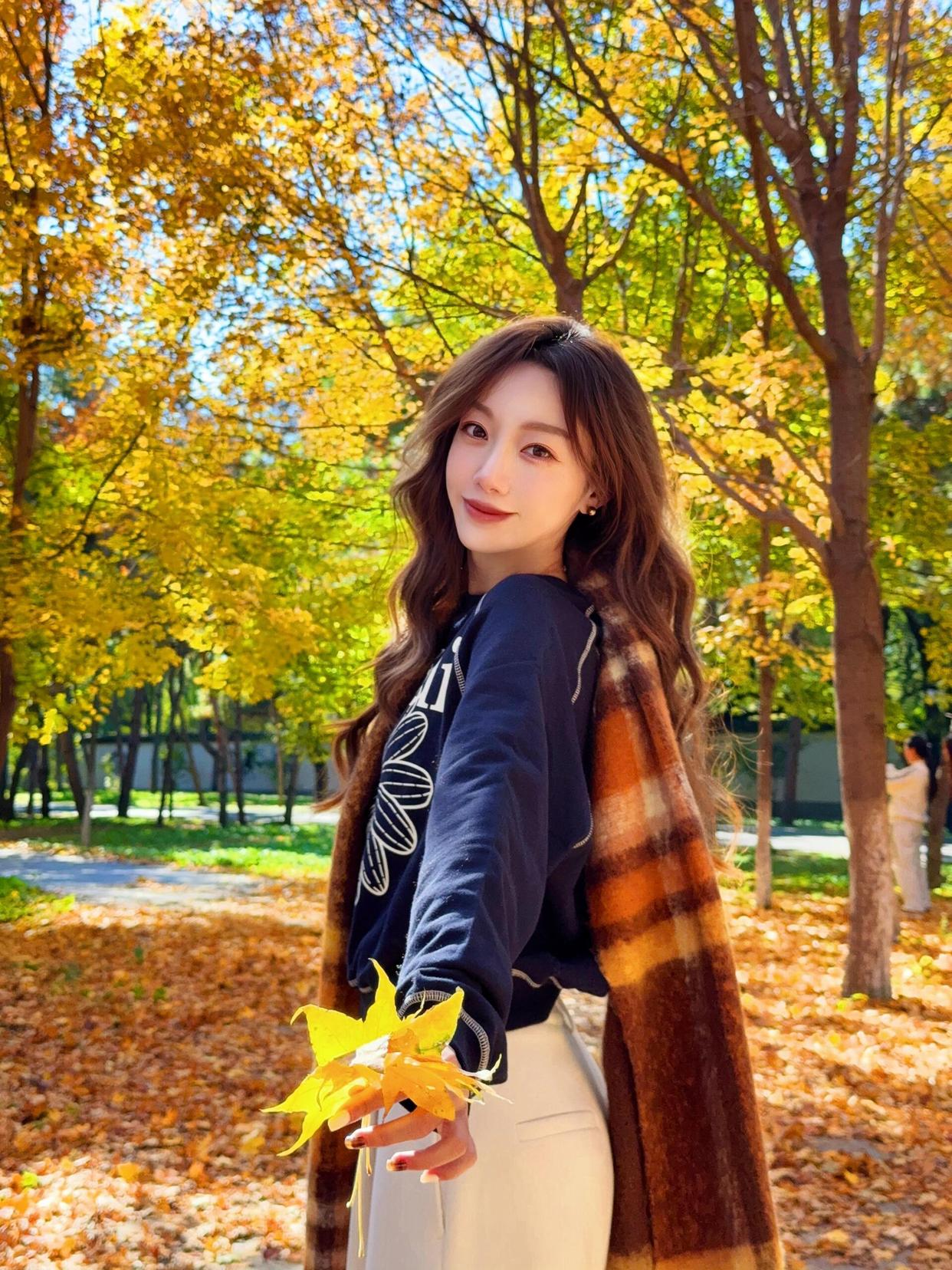 秋天落叶拍照姿势,7个姿势跟着学,拍出秋日氛围感,出片好看