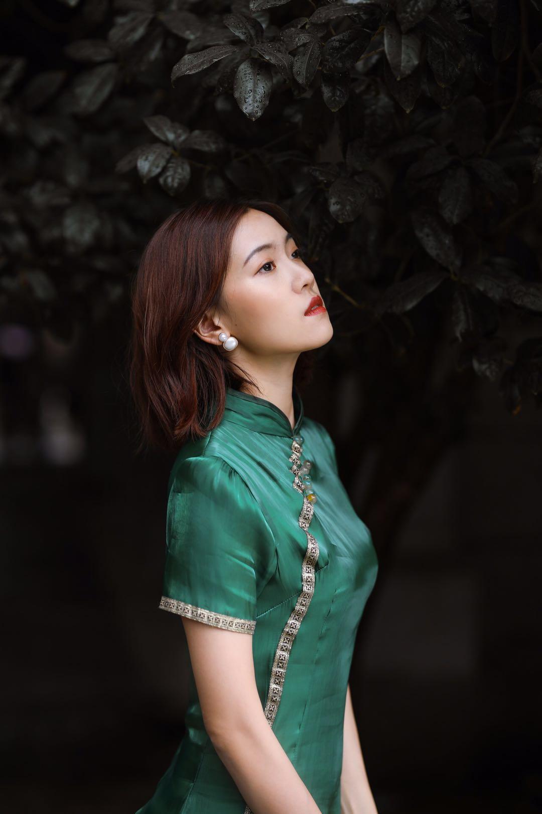 中年女士拍摄旗袍写真照,7个简单的姿势学起来,既显气质又优雅