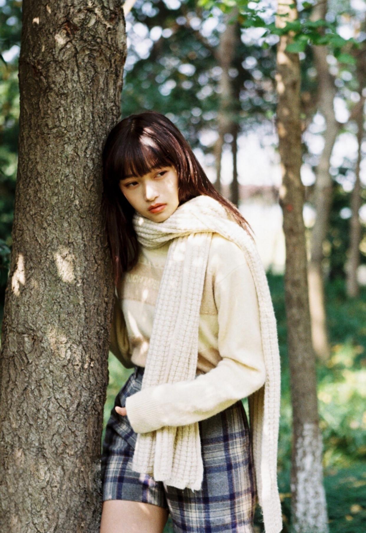 背景简单可用姿势增分,7个简约自然的姿势,背景简单也能拍美照