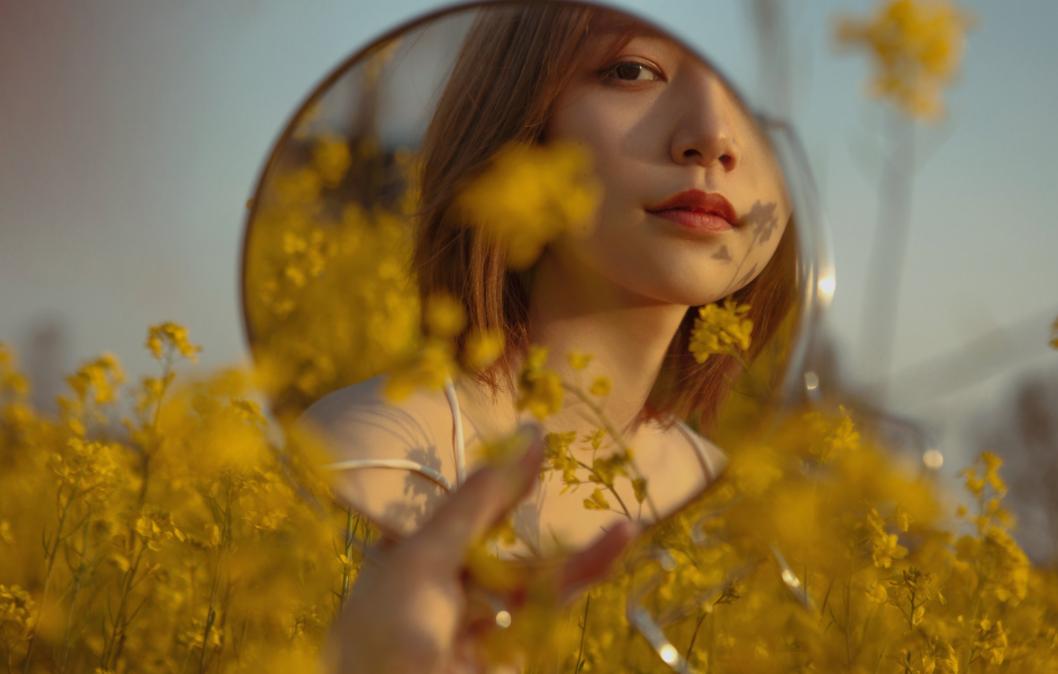 快看,学会这12个油菜花人像的拍照技巧,轻松美爆朋友圈