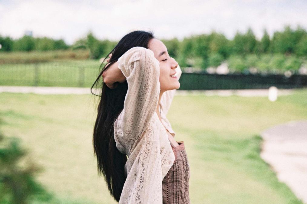 旅行拍照姿势大全,学好这13个拍照姿势技巧,面对镜头不再尴尬