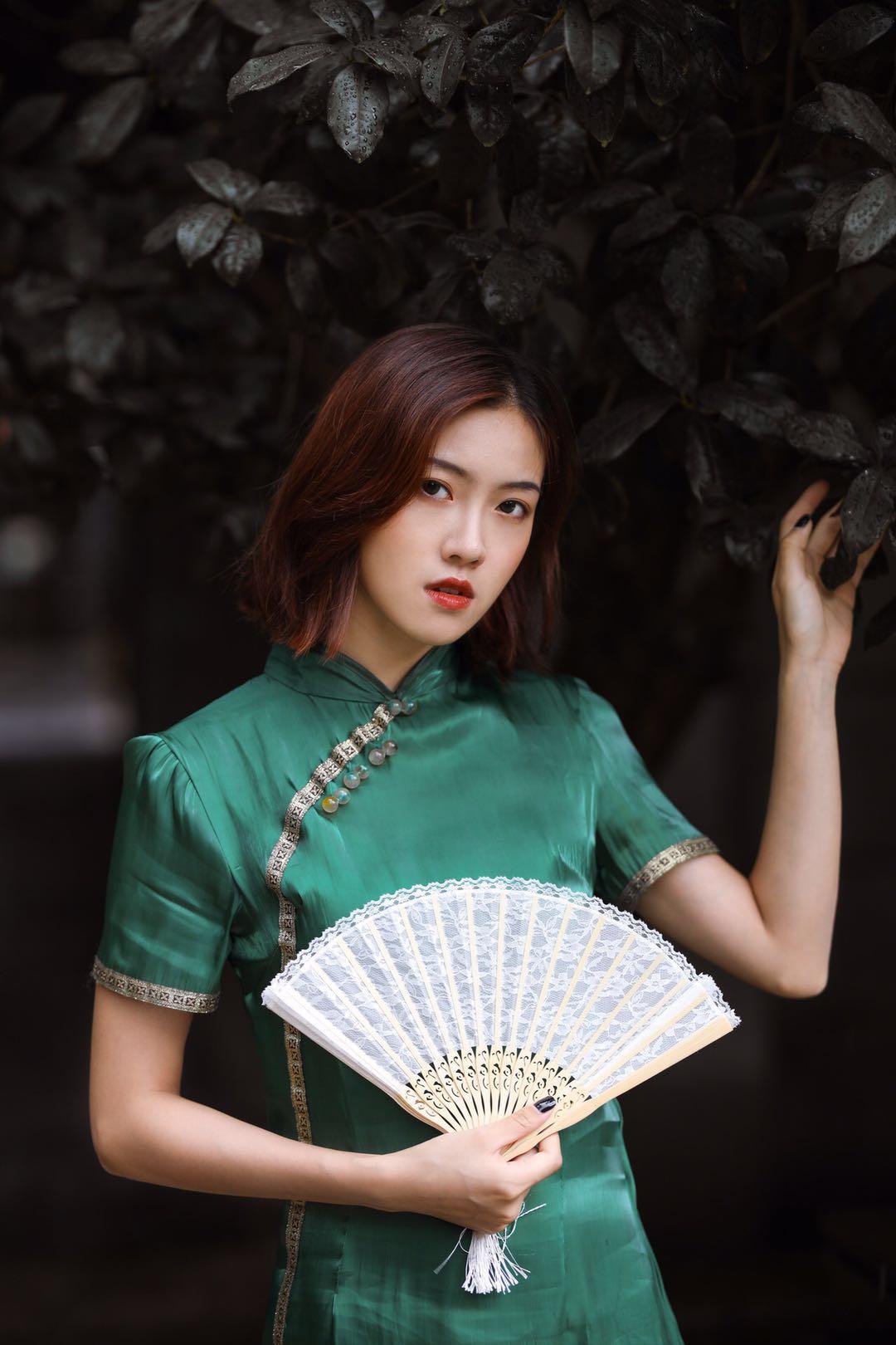 中年女士拍摄旗袍写真照,7个简单的姿势学起来,既显气质又优雅