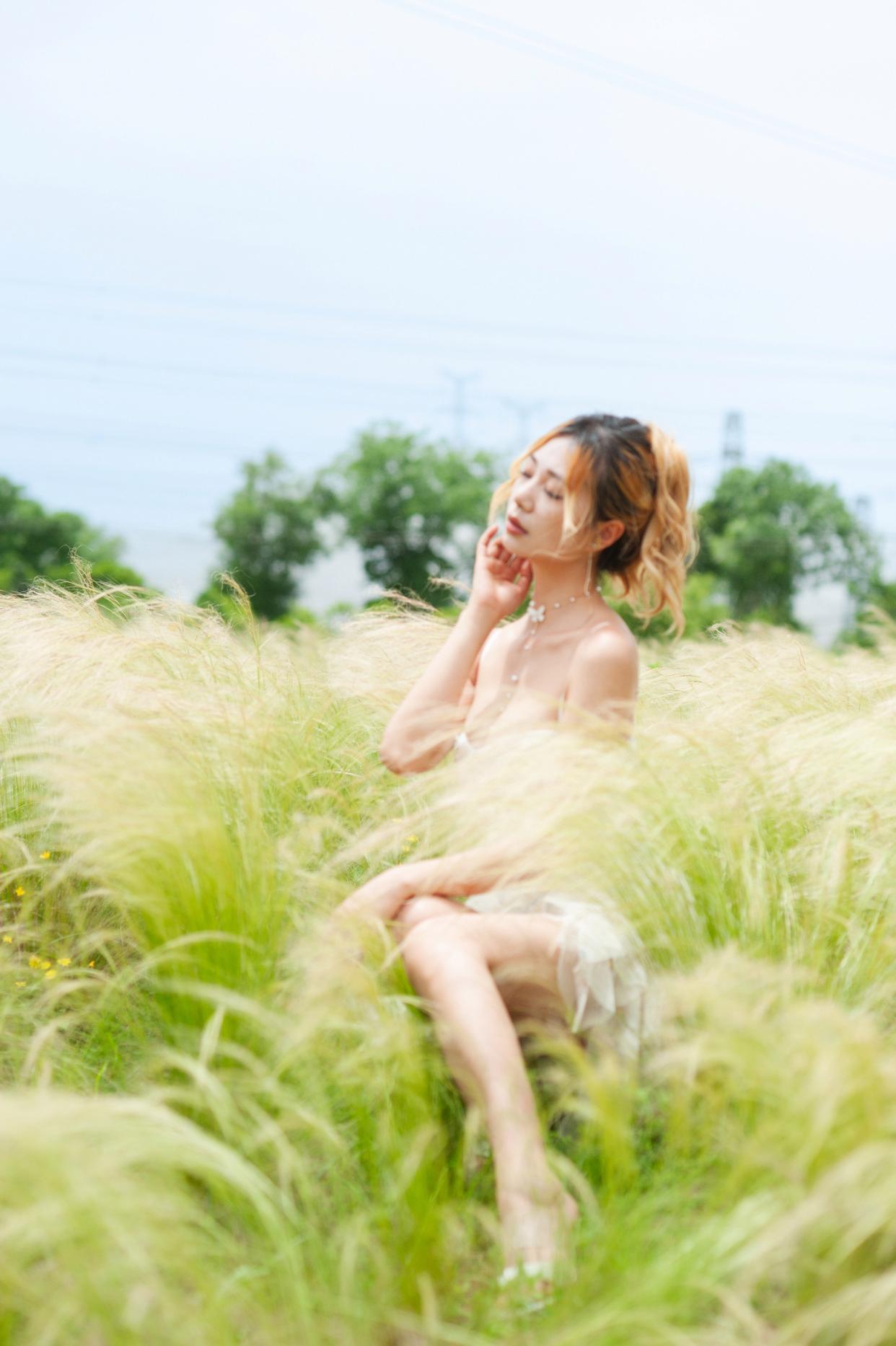 虚化:人像摄影的视觉魔法——为什么模糊背景让人物更动人?