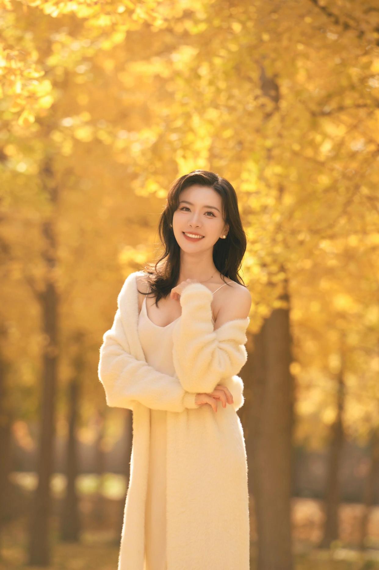 银杏拍照,这些姿势学起来,唯美浪漫,好看又有氛围感