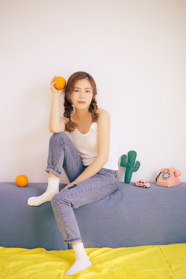 女生拍照技巧:道具、姿势配合起来拍,美美照片秀出来