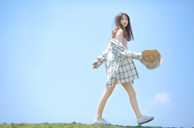 夏天旅行拍照:利用好拍照姿势、道具,拍出夏日好看少女照