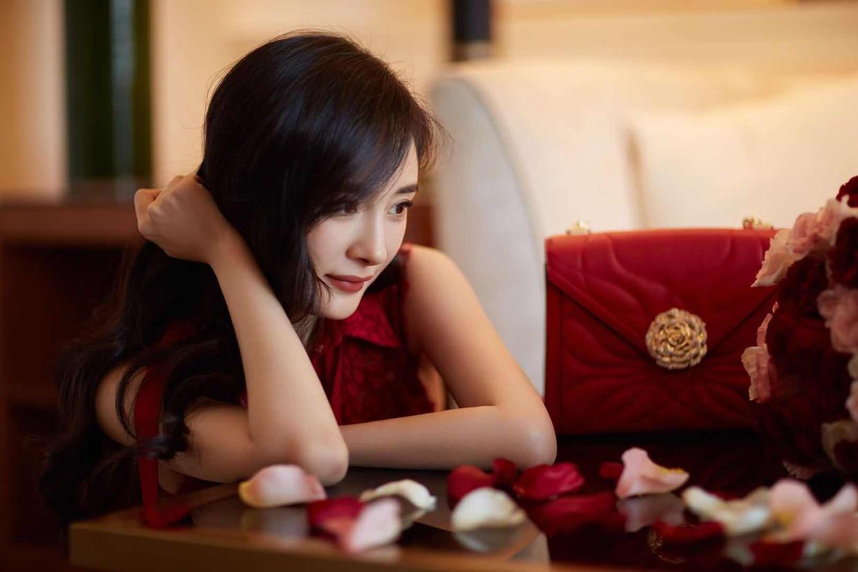 跟着时尚达人杨幂学些拍照姿势,简单又易学,拍照好看不尴尬