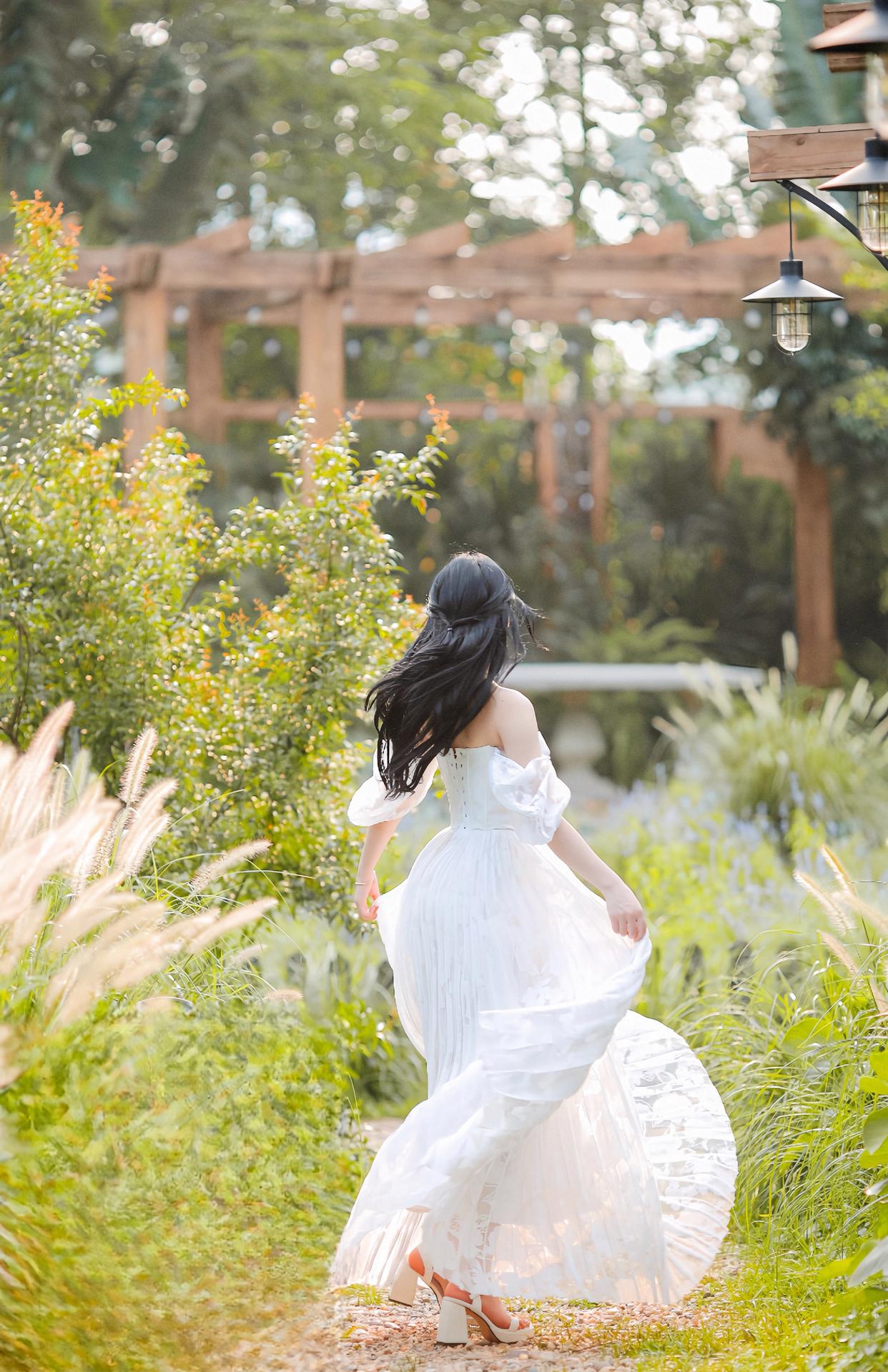 摄影干货|让人物在画面中脱颖而出:对焦、构图与光影的黄金法则