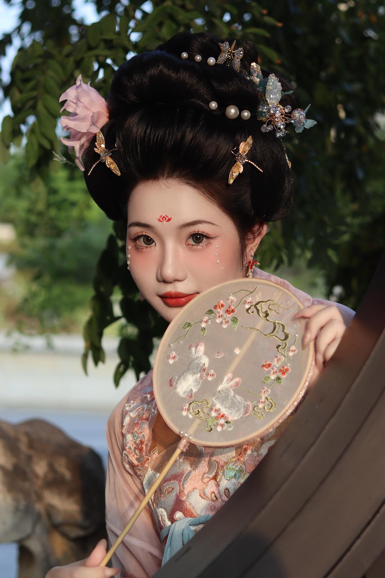 摄影师私藏的美女拍摄秘籍:从光线到姿势,全方位解析人像套路