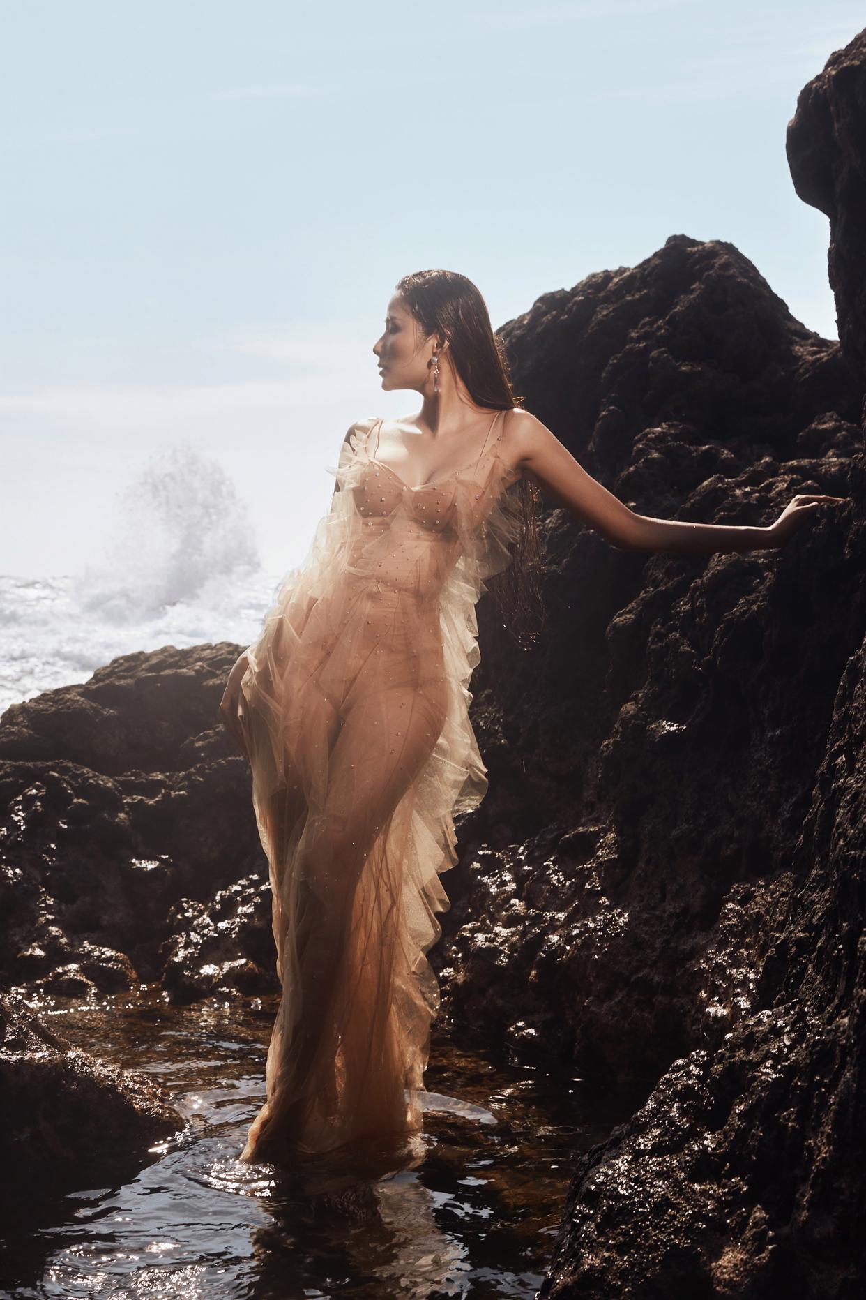 摄影干货|让人物在画面中脱颖而出:对焦、构图与光影的黄金法则