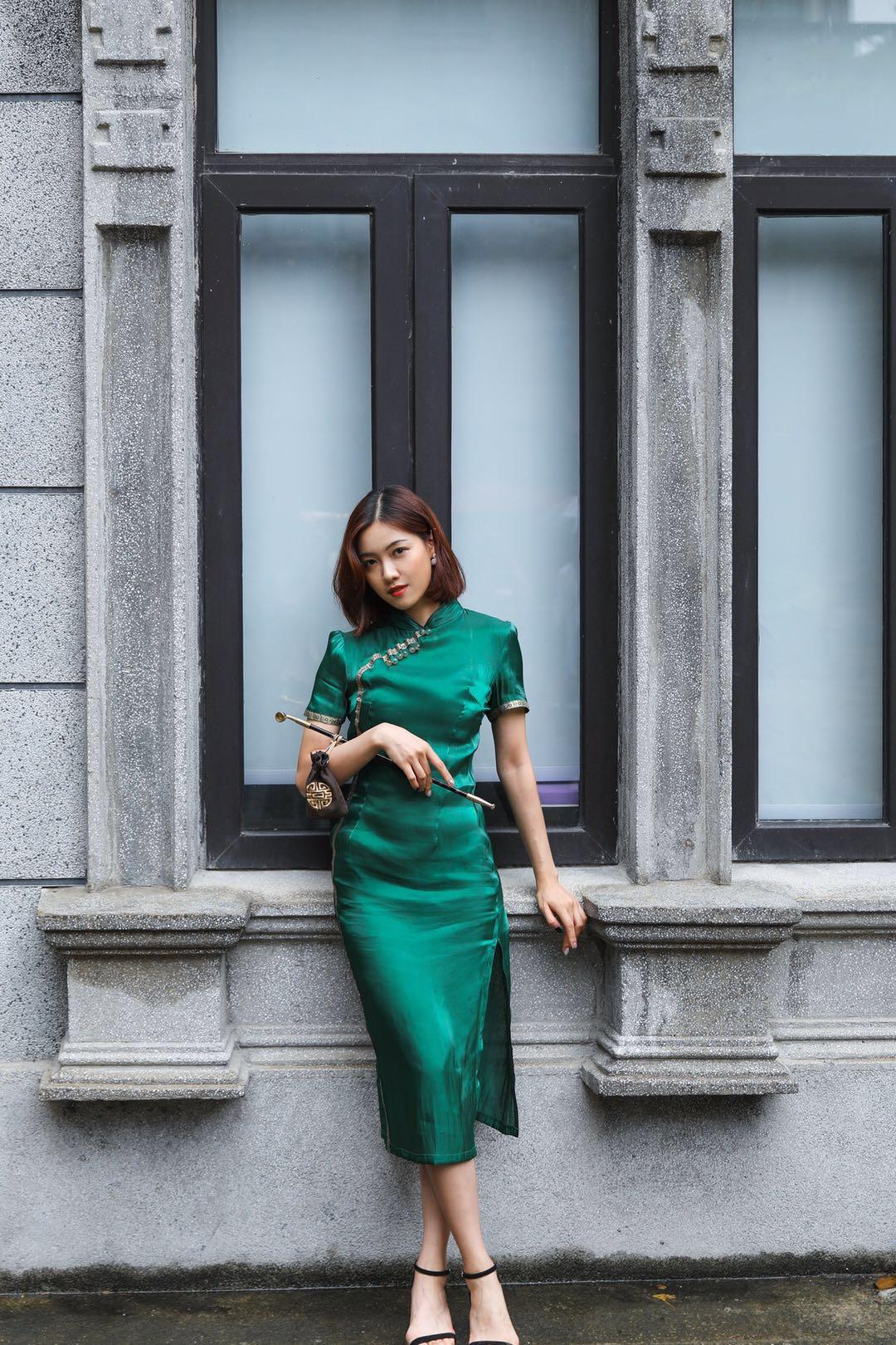 中年女士拍摄旗袍写真照,7个简单的姿势学起来,既显气质又优雅