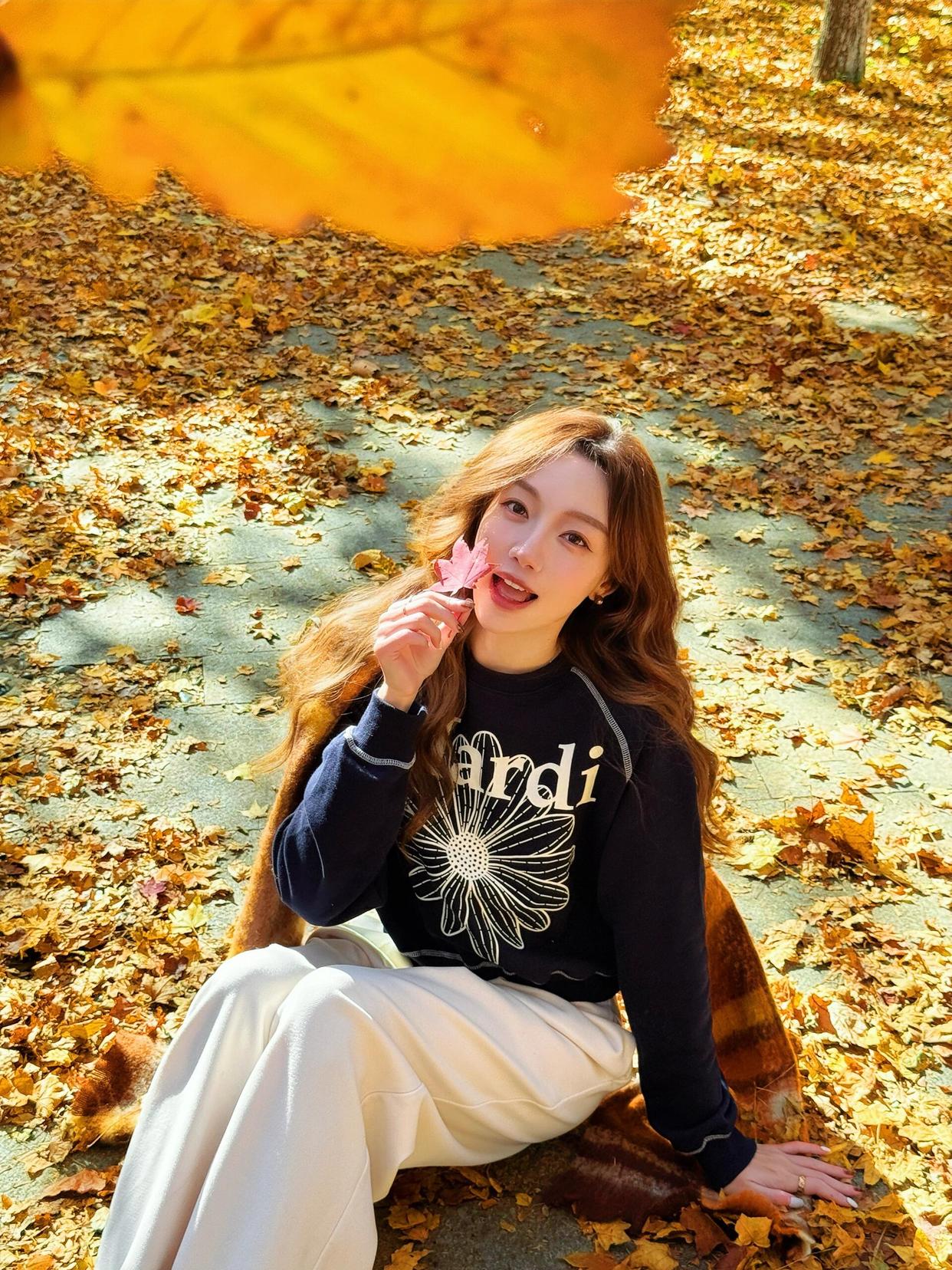 秋天落叶拍照姿势,7个姿势跟着学,拍出秋日氛围感,出片好看