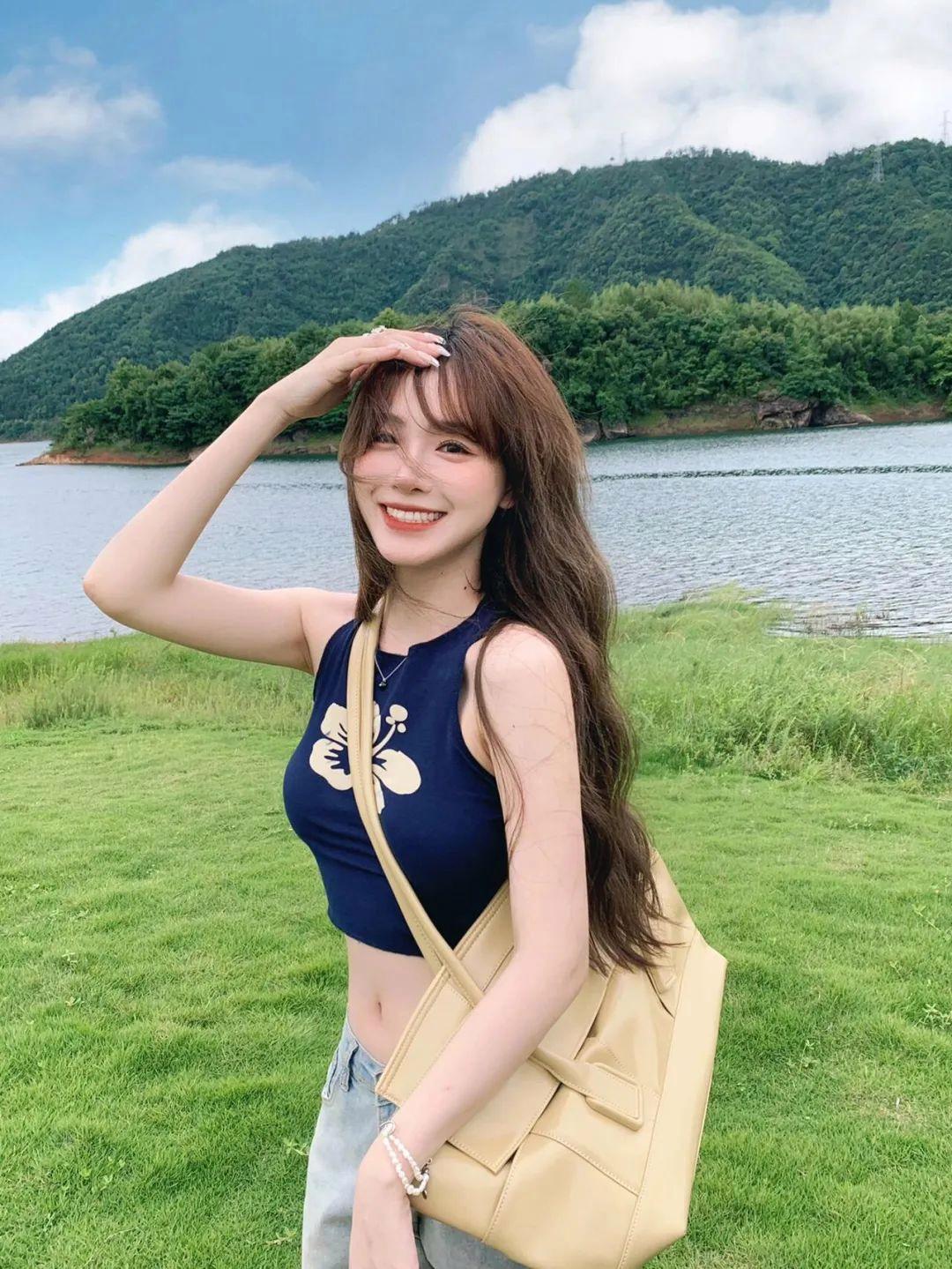 草地拍照,9个简单姿势,户外拍照自然好看、上镜出片