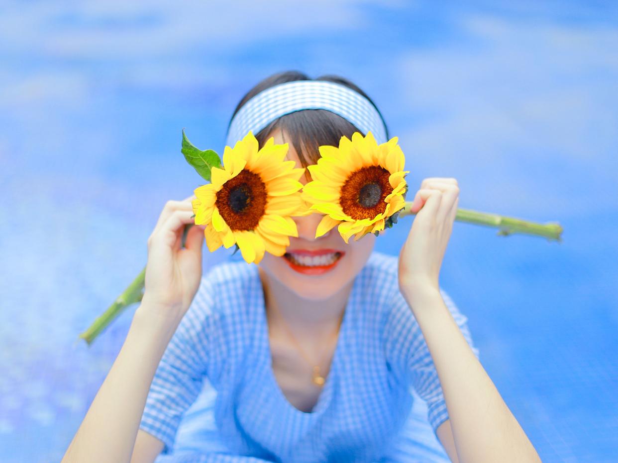 和花一起拍照,这8个拍照姿势技巧要学起来,真的很好看