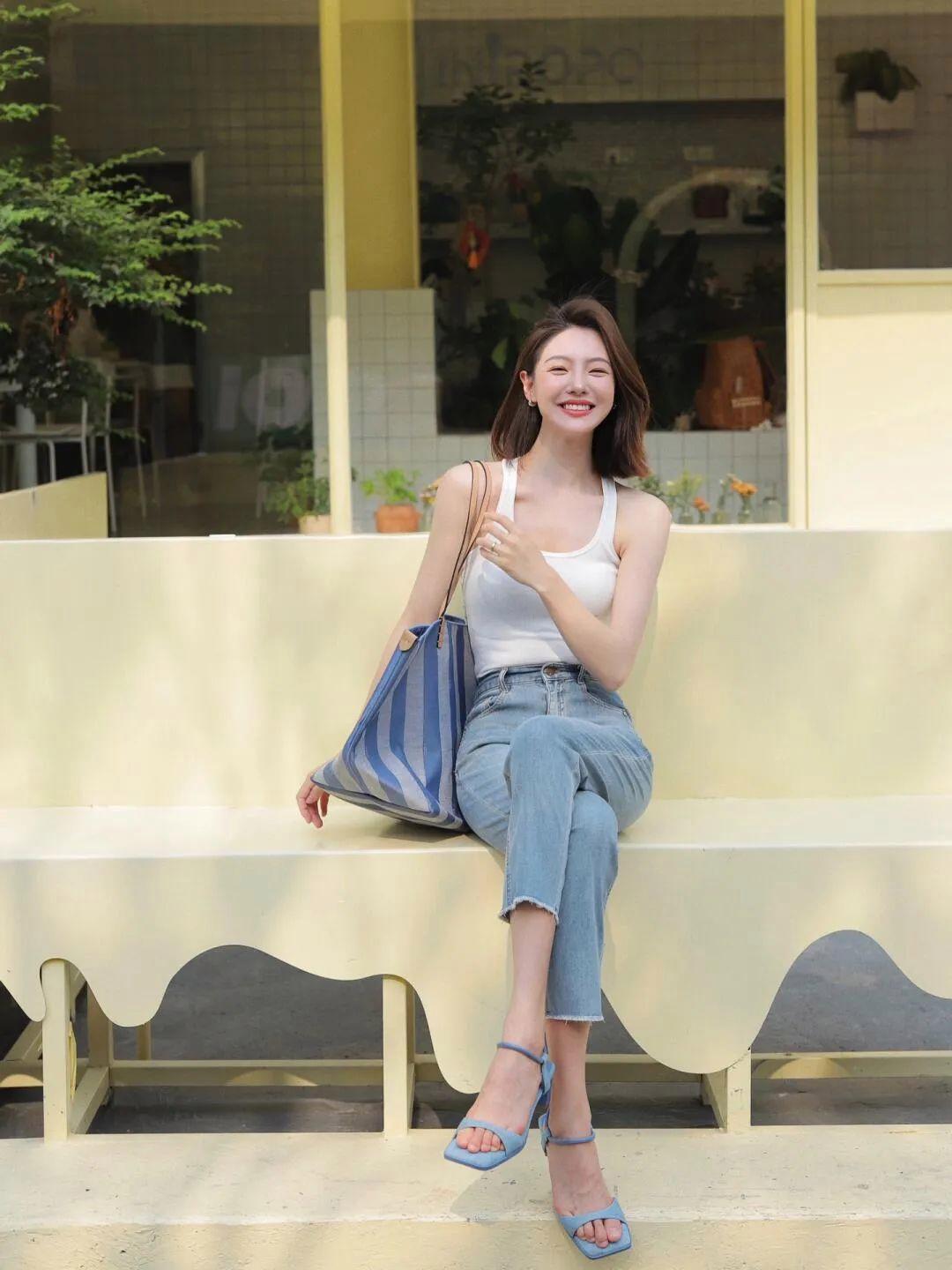 牛仔裤拍照,9个拍照姿势,这样拍时尚漂亮,气质迷人