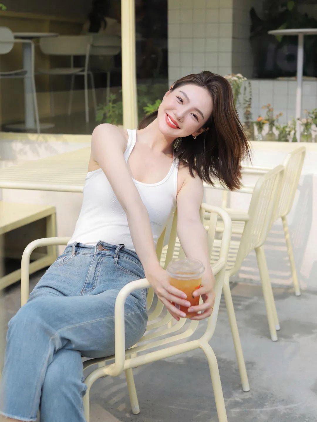 牛仔裤拍照,9个拍照姿势,这样拍时尚漂亮,气质迷人