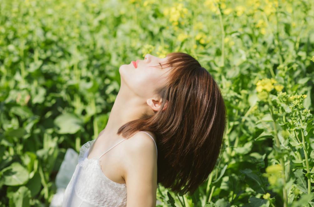 快看,学会这12个油菜花人像的拍照技巧,轻松美爆朋友圈