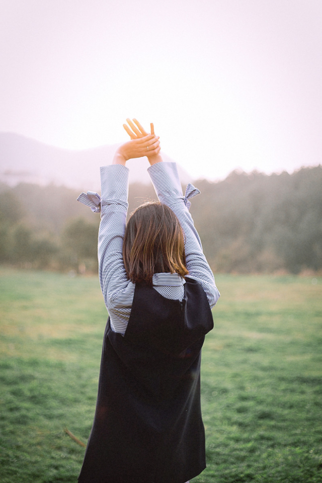 女生拍照技巧:道具、姿势配合起来拍,美美照片秀出来