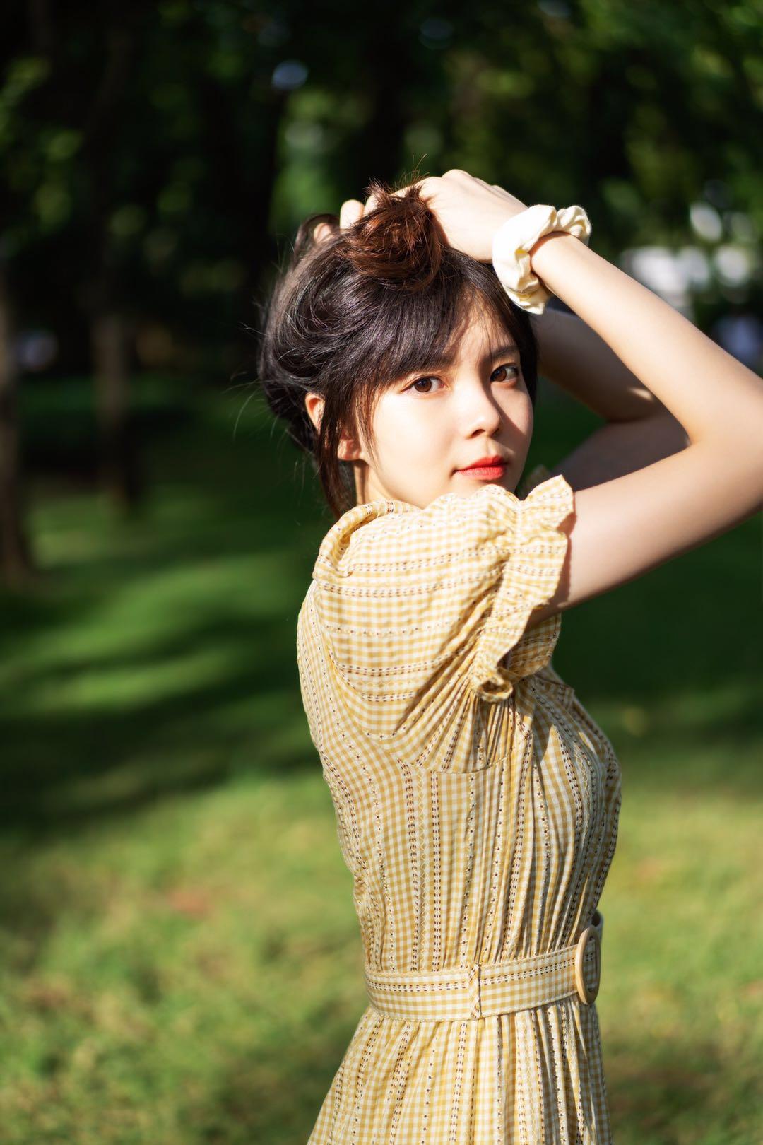 背景简单就用姿势加分,7个姿势学起来,简单的背景也能拍美照