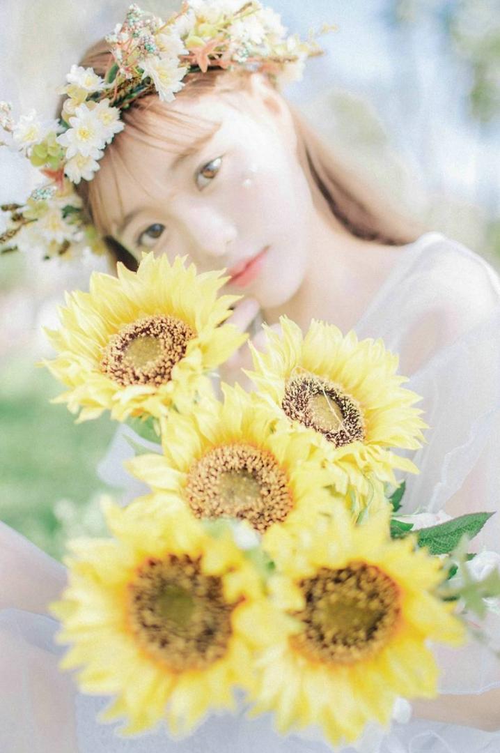 和花一起拍照,这8个拍照姿势技巧要学起来,真的很好看