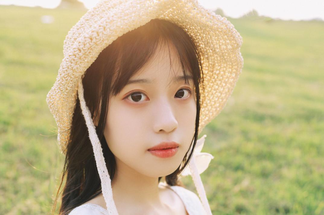 草地拍照,学会这些拍照技巧,草地拍照也超好看