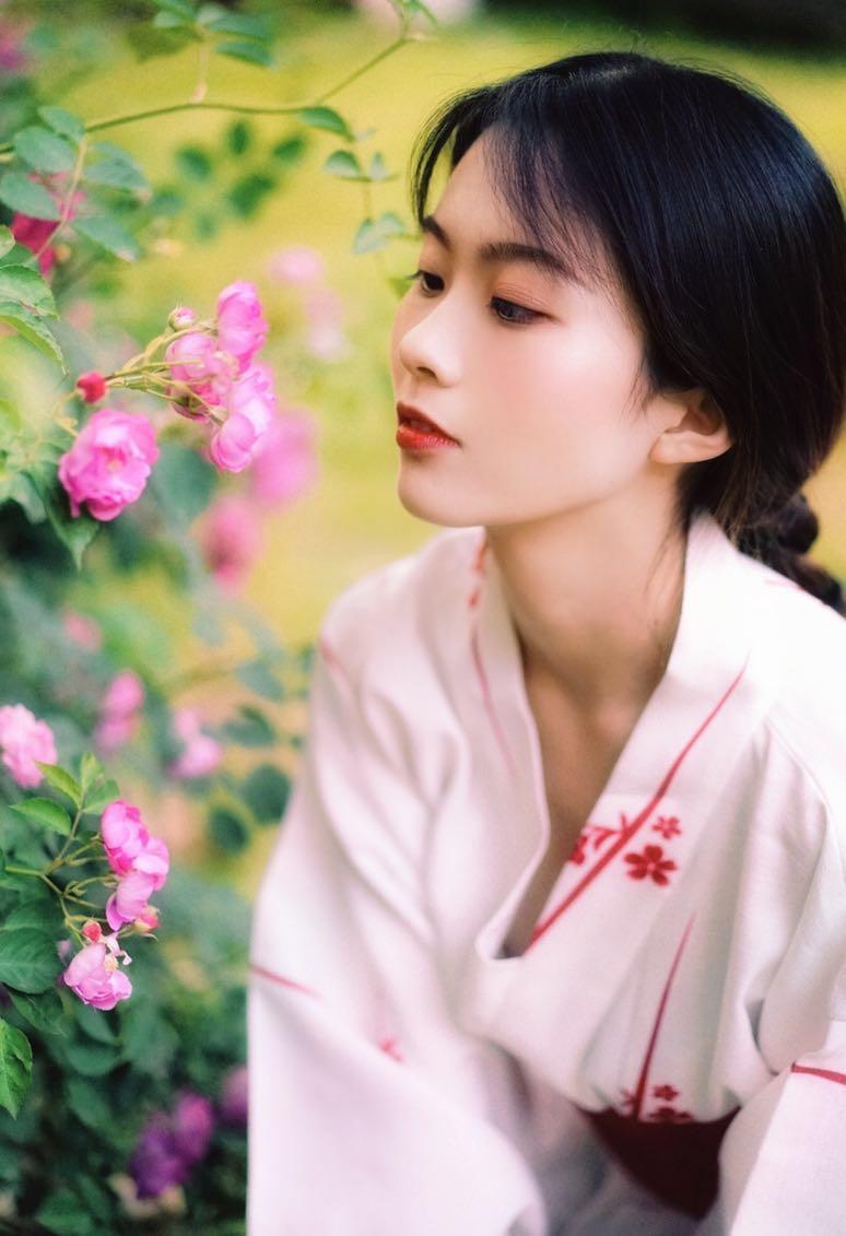 花丛中进行人像摄影,这7个姿势用起来,拍出人比花娇的效果