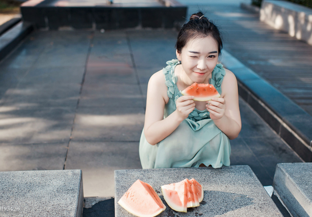 夏天旅行拍照:利用好拍照姿势、道具,拍出夏日好看少女照