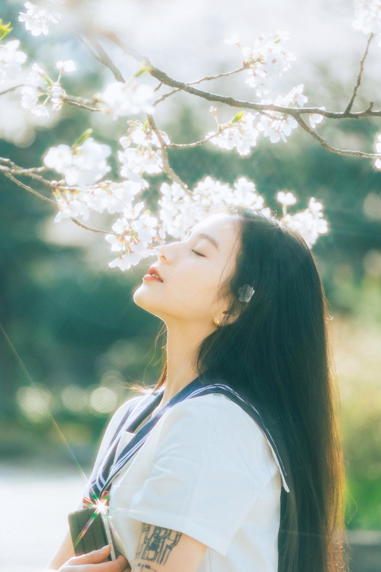 摄影干货|让人物在画面中脱颖而出:对焦、构图与光影的黄金法则