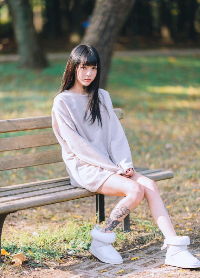 女生拍照技巧:道具、姿势配合起来拍,美美照片秀出来