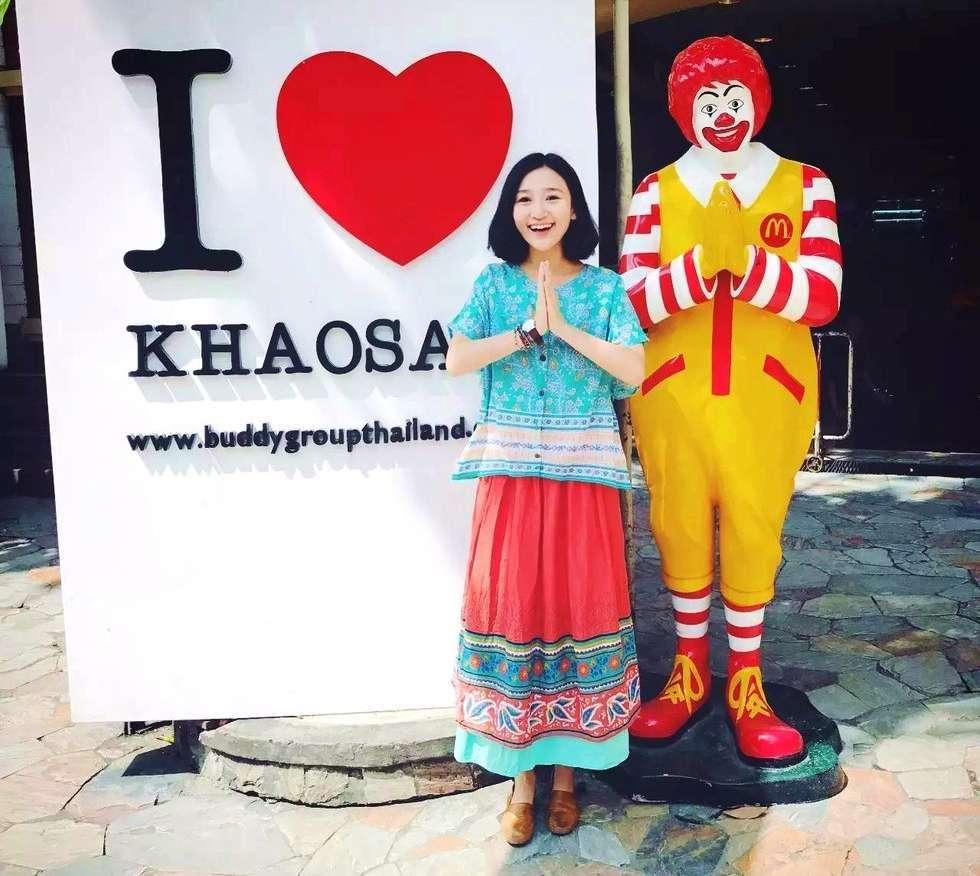 出门旅行,掌握以下12个拍照姿势技巧,告别游客照