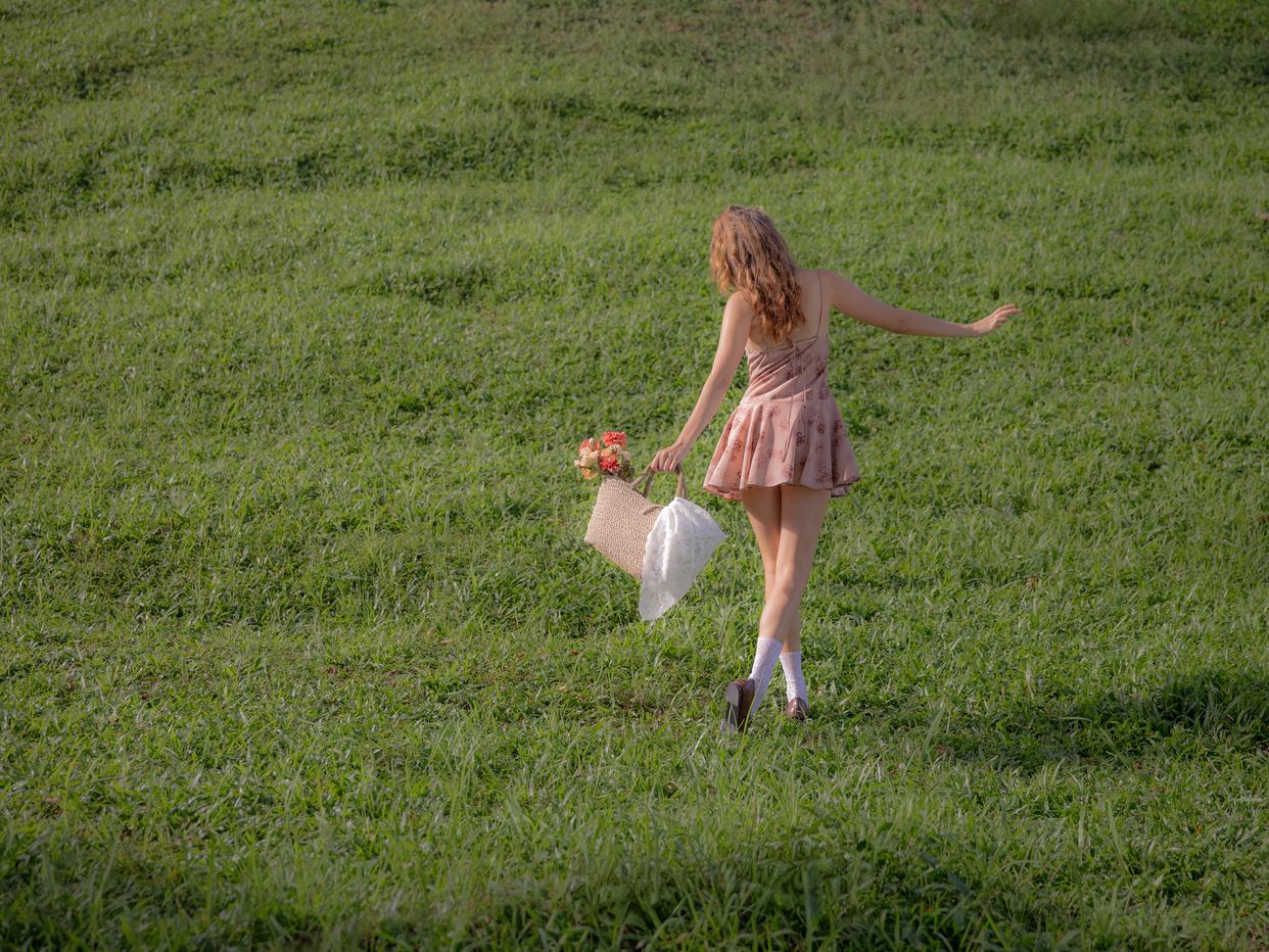 摄影干货|让人物在画面中脱颖而出:对焦、构图与光影的黄金法则